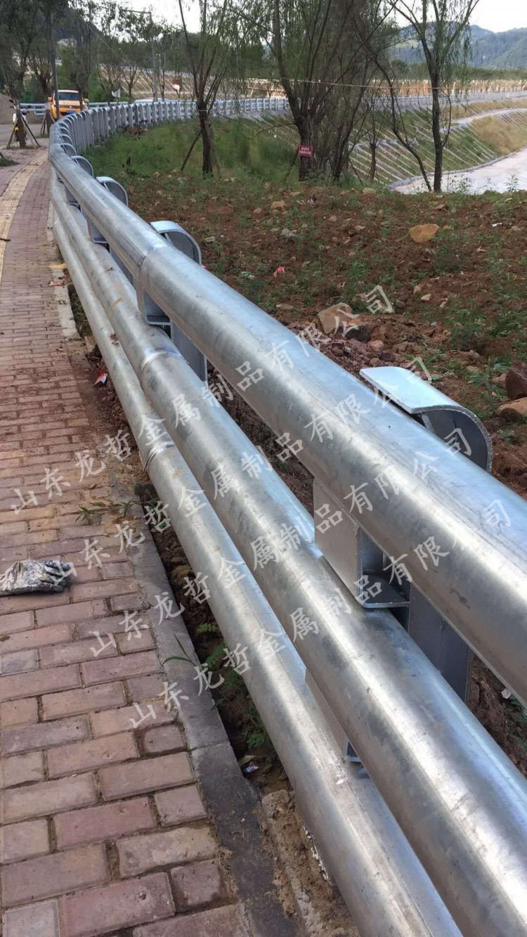 四川鍍鋅防撞欄桿工程案例 四川鍍鋅防撞欄桿工程案例